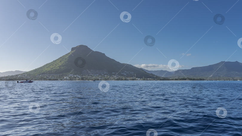 Скачать Спокойный голубой океан. Рябь на поверхности воды. фотосток Ozero