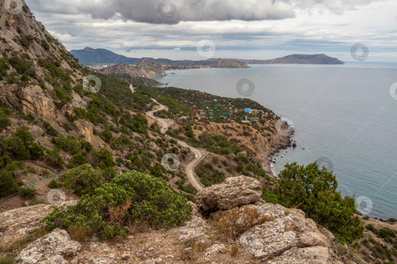 Скачать серпантинная дорога вдоль моря в Новом Свете, Крым. фотосток Ozero