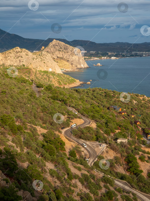 Скачать серпантинная дорога вдоль моря и горы Сокол -Новый Свет в Крыму фотосток Ozero