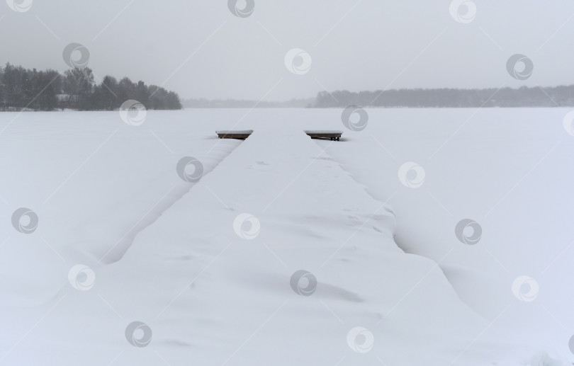 Скачать Заснеженный причал на замерзшем озере. фотосток Ozero
