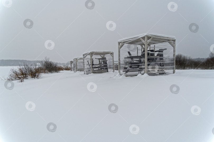 Скачать Закрытые на зиму пляжные беседки на берегу озера. фотосток Ozero