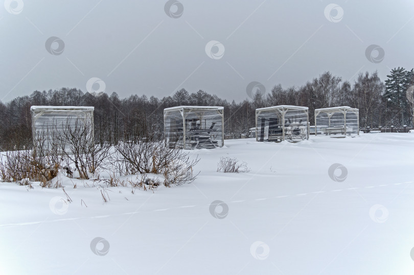 Скачать Закрытые на зиму пляжные беседки на берегу озера. фотосток Ozero