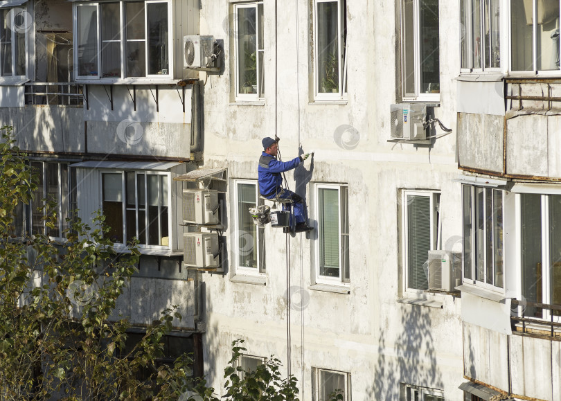 Скачать Промышленный альпинист за работой. фотосток Ozero