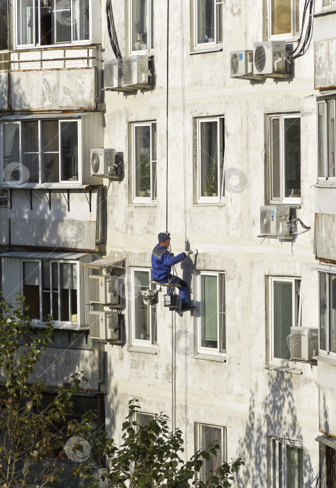 Скачать Промышленный альпинист за работой. фотосток Ozero