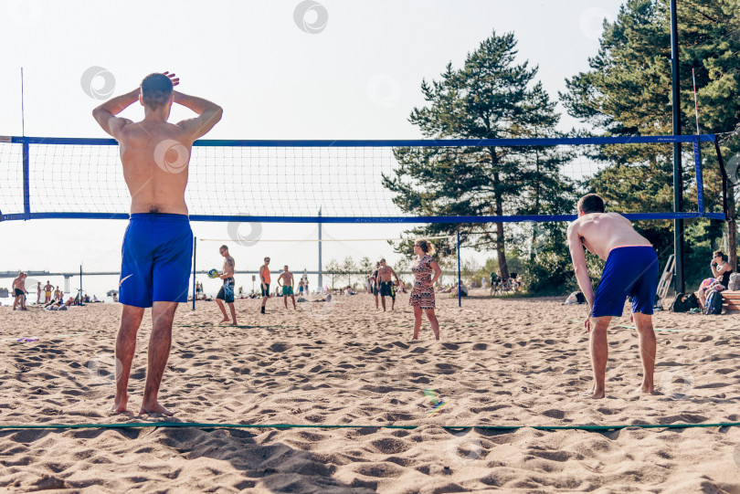 Скачать Санкт-Петербург, Россия, 17 августа 2019 года, Люди играют в пляжный волейбол фотосток Ozero