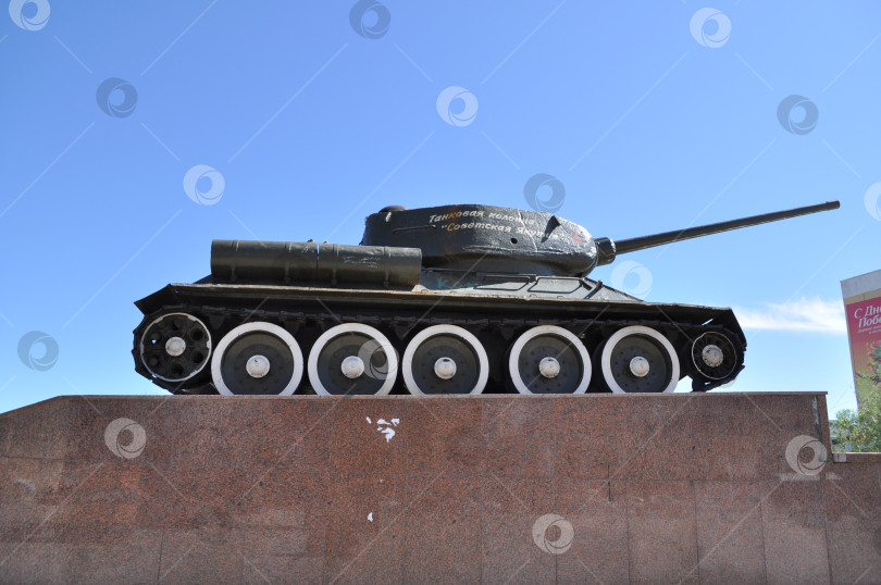 Скачать Танк на постаменте. фотосток Ozero