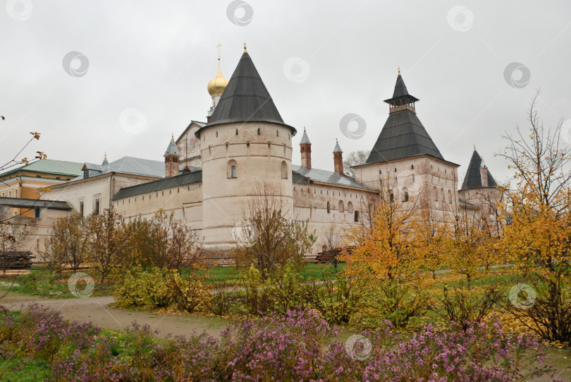 Скачать Ростовский Кремль осенью. фотосток Ozero