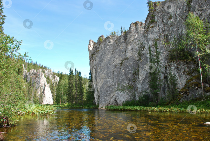 Скачать Скалы на берегах реки. фотосток Ozero