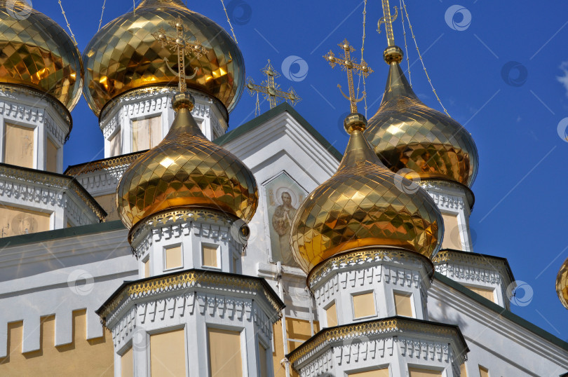 Скачать Православный храм на фоне голубого неба. фотосток Ozero