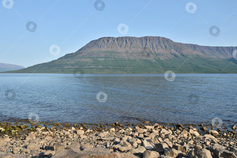 Скачать Горное озеро Накомакен на плато Путорана. фотосток Ozero