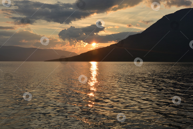 Скачать Закат на Собачьем озере, плато Путорана. фотосток Ozero