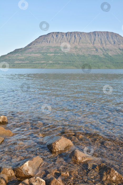 Скачать Горное озеро Накомакен на плато Путорана. фотосток Ozero