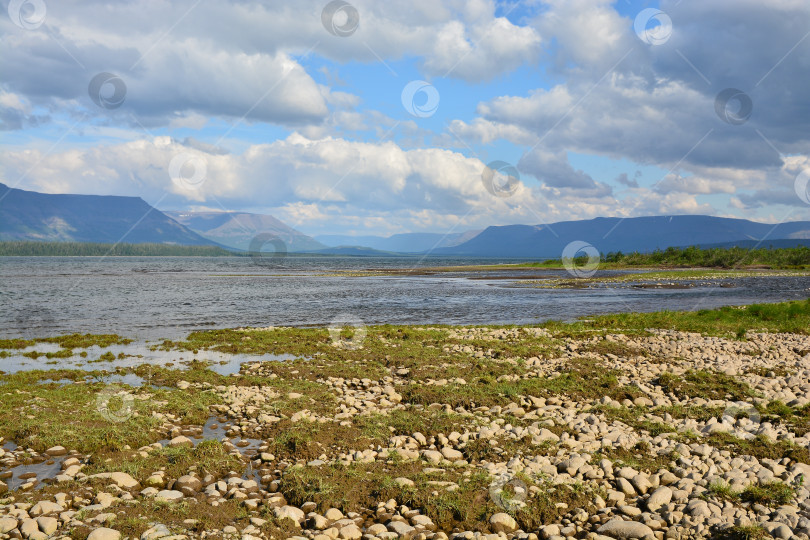 Скачать Облачное небо над озером на плато Путорана. фотосток Ozero