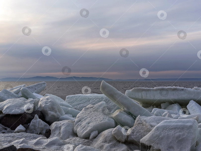 Скачать Морской пейзаж с крупными береговыми льдинами фотосток Ozero