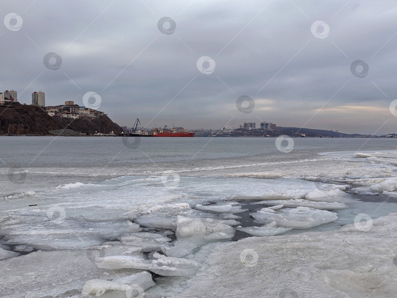 Скачать Японское море, покрытое льдом фотосток Ozero