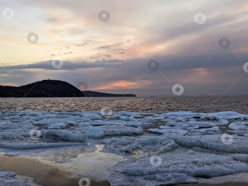 Скачать Морской пейзаж с льдинами на фоне закатного неба фотосток Ozero