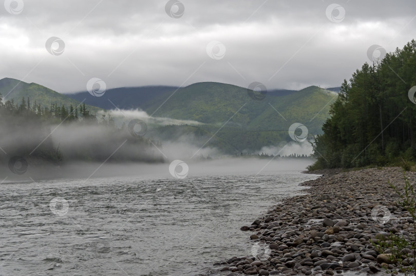 Скачать Низкие облака над рекой. фотосток Ozero