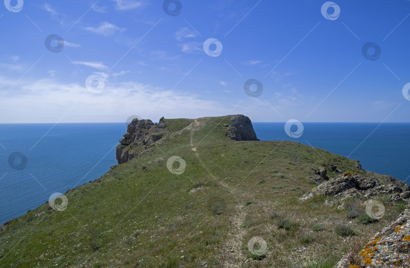 Скачать Крутой скалистый утес над морем. фотосток Ozero