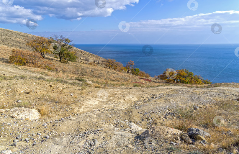 Скачать Разбитая горная пыльная дорога на берегу моря. фотосток Ozero