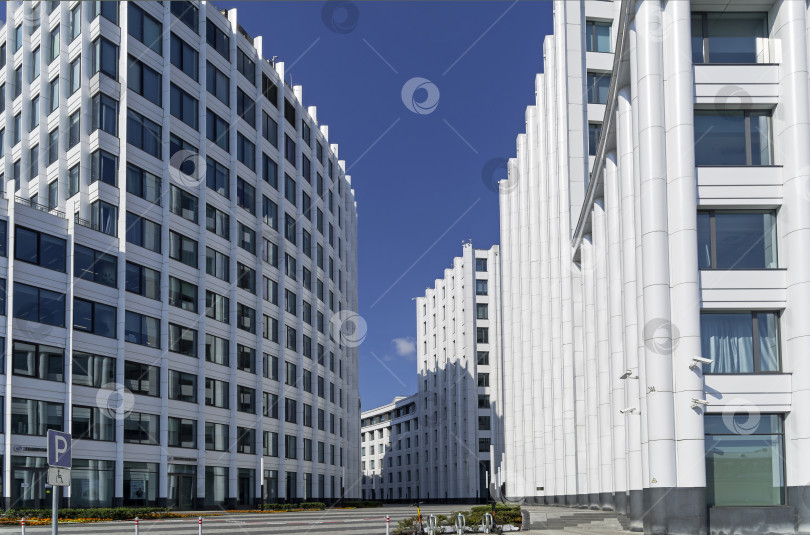 Скачать Современное офисное здание с дугообразным фасадом. фотосток Ozero