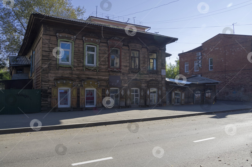 Скачать Старый покосившийся деревянный дом фотосток Ozero