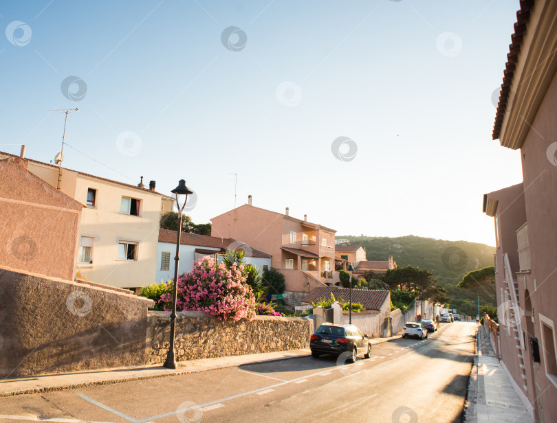 Скачать Закат на улице в городе Санта-Тереза-Галлура, Сардиния, Италия. фотосток Ozero