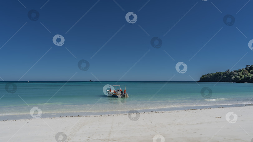 Скачать Идиллический морской пейзаж. Спокойный аквамариновый океан. фотосток Ozero