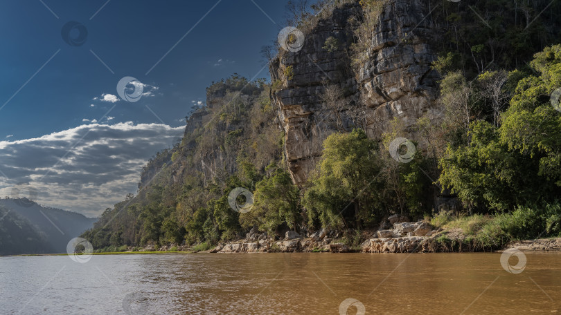 Скачать Экзотическая красно-коричневая африканская река. фотосток Ozero