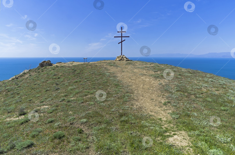 Скачать Православный крест на вершине прибрежной горы. Крым. фотосток Ozero