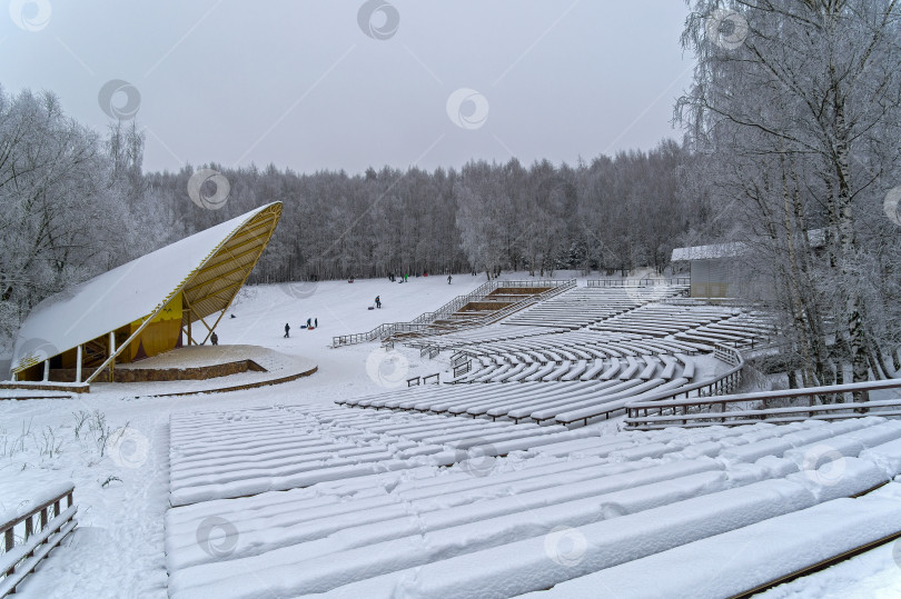 Скачать Заснеженный летний театр. фотосток Ozero