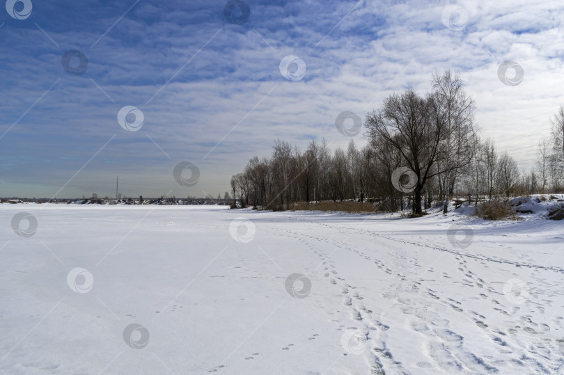 Скачать Озеро, покрытое льдом. фотосток Ozero