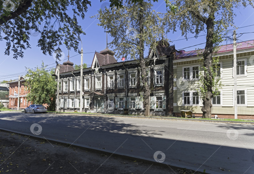 Скачать Старый деревянный дом в центре Иркутска, Россия. фотосток Ozero