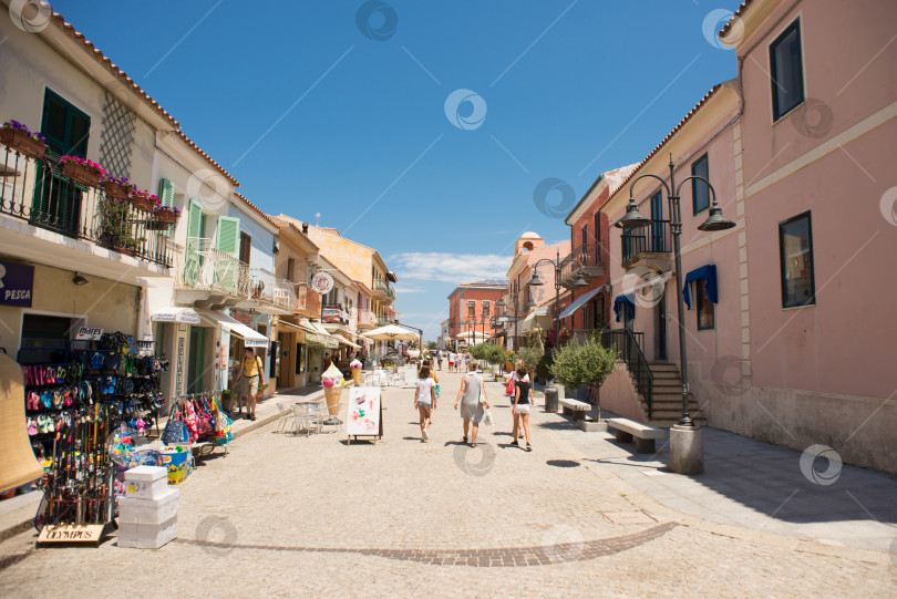 Скачать Уличный магазин и кафе с туристами в городе Санта-Тереза-Галлура, Сардиния, Италия. фотосток Ozero