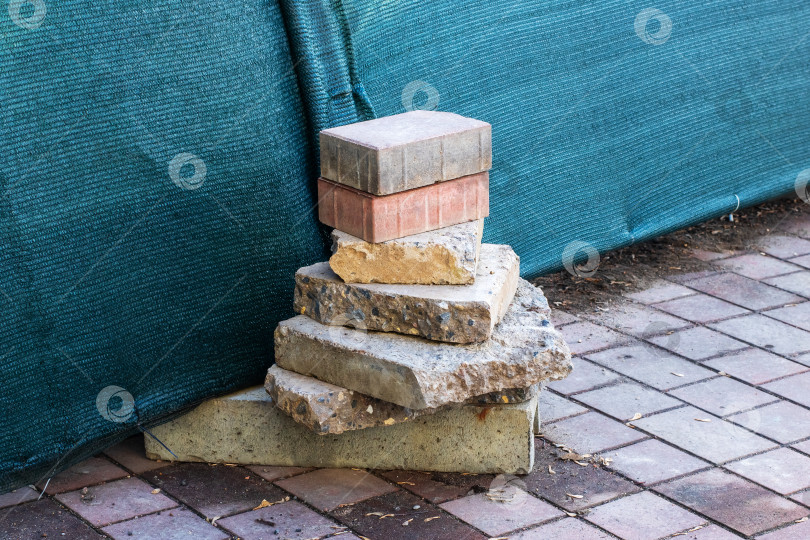 Скачать Кирпичи аккуратно сложены на тротуаре, который полностью сделан из кирпича фотосток Ozero