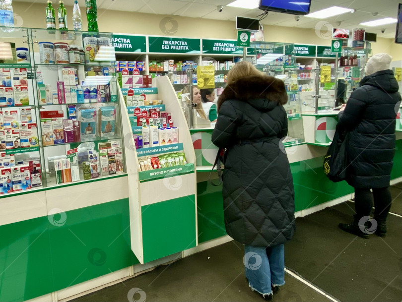 Скачать Аптека, фармацевт отпускает лекарство. г. Мытищи, Московская обл, Россия, март 2025 г. фотосток Ozero