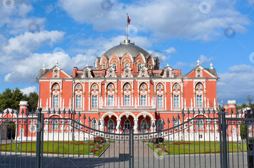 Скачать МОСКВА, РОССИЯ- 2 августа 2015. Петровский путевой дворец в Москве. Фасад Петровского дворца фотосток Ozero