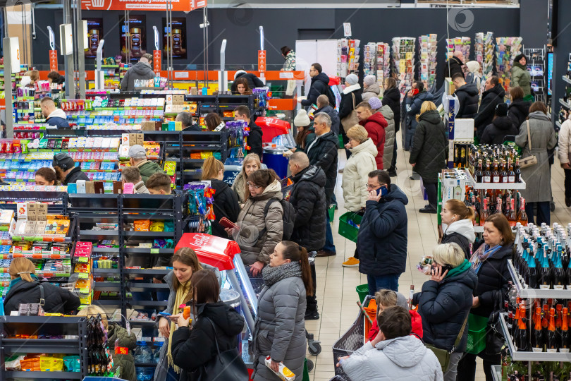 Скачать Беларусь, Минск - 02.01.2025: Значительное число людей совершают покупки в магазине фотосток Ozero
