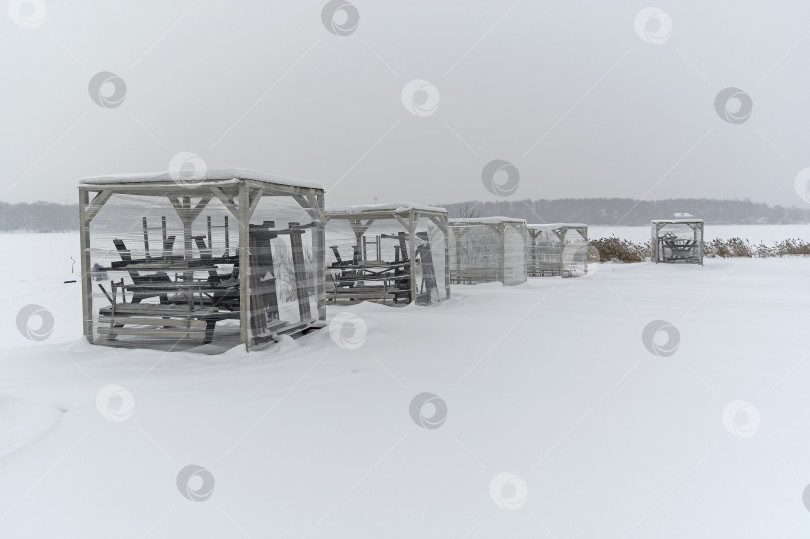 Скачать Закрытые на зиму пляжные беседки на берегу озера. фотосток Ozero