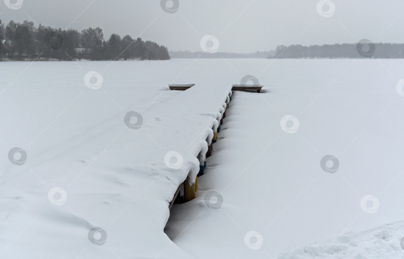 Скачать Заснеженный причал на замерзшем озере. фотосток Ozero