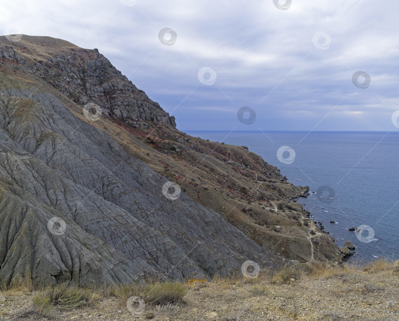 Скачать Следы эрозии почвы на глинистых склонах фотосток Ozero