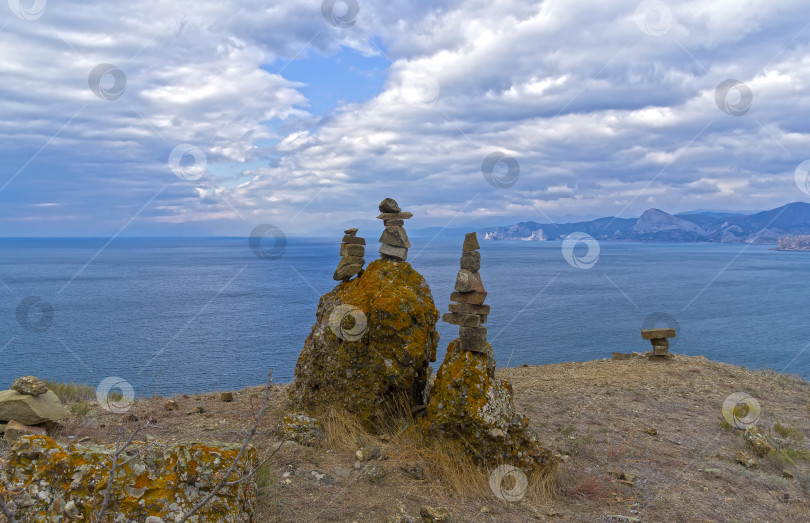 Скачать Три каменные пирамиды на фоне морского пейзажа. фотосток Ozero