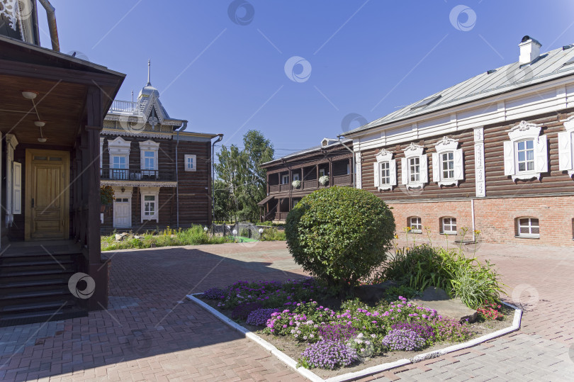 Скачать Старые деревянные дома, отреставрированные. Иркутск, Россия фотосток Ozero