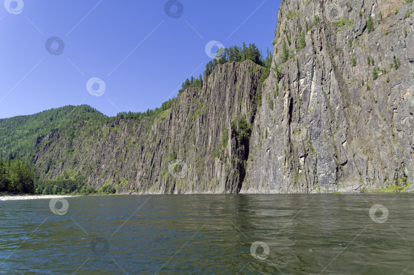 Скачать Высокий крутой скалистый берег реки. фотосток Ozero