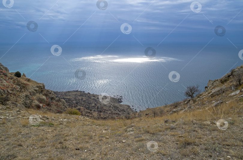 Скачать Пятна света на поверхности моря. фотосток Ozero
