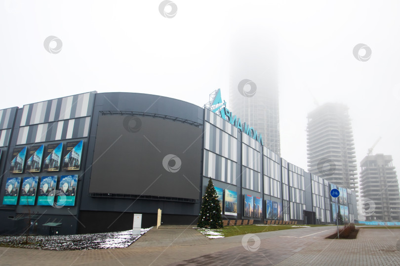 Скачать Беларусь, Минск - 26.12.2024: В большом коммерческом здании выставлена красиво украшенная рождественская елка фотосток Ozero