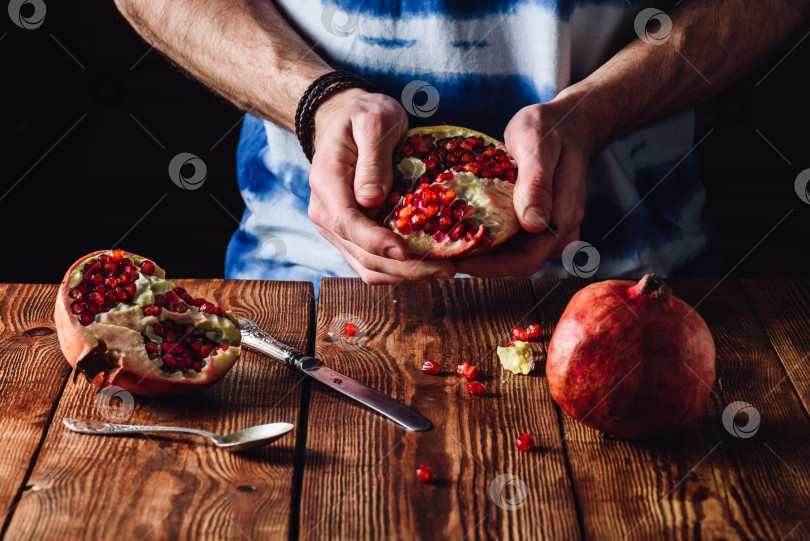 Скачать Раскрыл гранат в руках. фотосток Ozero