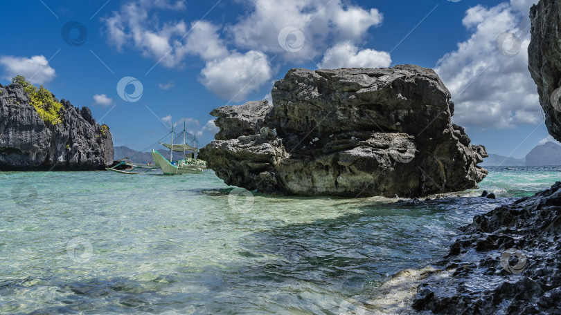 Скачать Живописные скалы в бирюзовом океане. Тени на прозрачной воде. фотосток Ozero