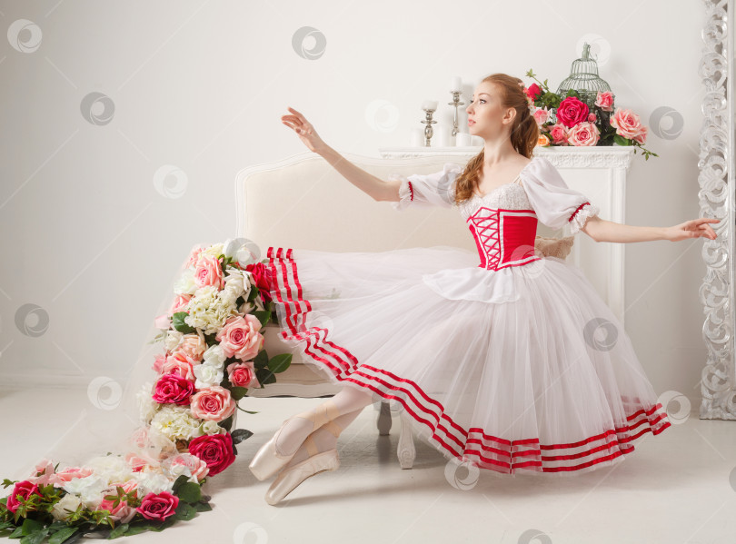 Скачать Милая балерина и весенние цветы фотосток Ozero