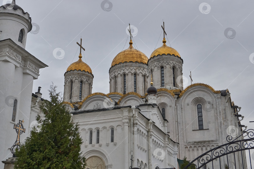 Скачать Владимир Владимирская область, Россия - 03 ноября 2018 года: Успенский собор во Владимире и вид на палаты в пасмурный осенний день. фотосток Ozero