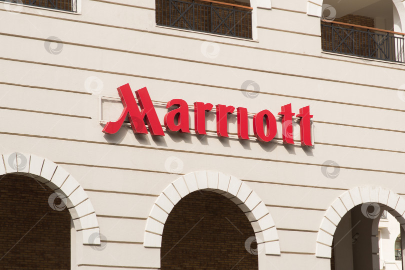 Скачать Вывеска Marriott на отеле. фотосток Ozero